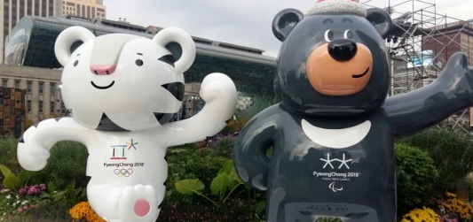  서울시청 앞에 마련된 평창올림픽의 마스코트 수호랑(왼쪽)과 반다비