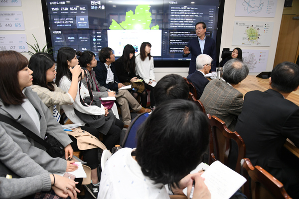 박원순 서울시장이 2일 시장실을 방문한 일본 대학생 방문단을 맞아 위안부 등 역사문제에 대한 질문에 답하고 있다.