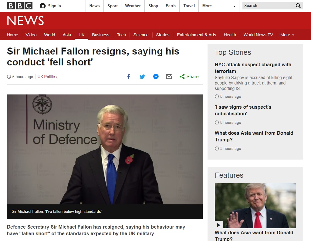 마이클 팰런 영국 국방장관의 사퇴를 보도하는 BBC 뉴스 갈무리.