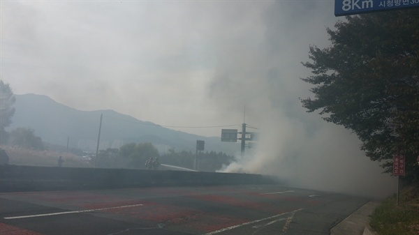 2일 오후 1시 30분경, 김해 장유에서 창원 방면으로 들어오는 창원터널 왕복 4차선 도로에서 폭발로 인해 차량 10여대가 불에 타 양방향 차량이 전면 통제되고 있다. 