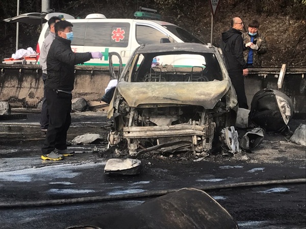 2일 오후 창원터널 입구 차량 화재 현장으로, 불에 탄 차량 안에서 어린 아이가 죽은 채 발견되었다.