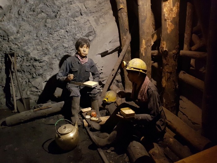 광부들의 모습을 재현해 놓은 태백석탄박물관 전시물 