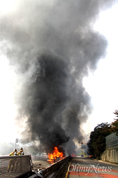 1일 오후 창원터널 입구 쪽에서 연쇄 차량 화재가 발생해 연기가 하늘을 뒤덮고 있다.
