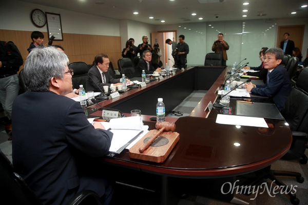 방문진, 고용주 이사장 불신임안 논의 방송문화진흥회(방문진) 이사들이 2일 오후 서울 여의도 방문진 회의실에서 열린 정기이사회에서 고영주 이사장의 불신임안을 논의하고 있다.