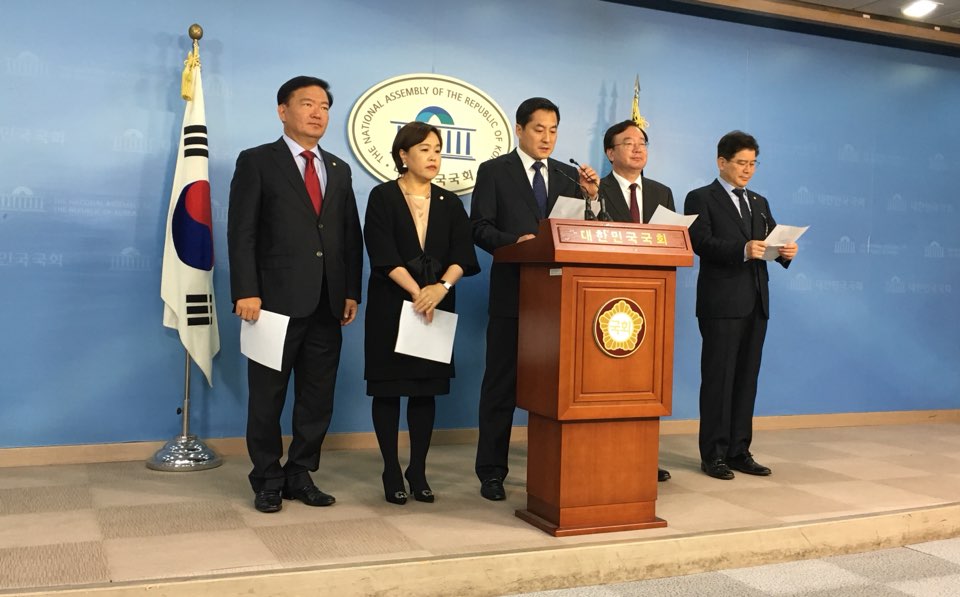 자유한국당 박대출 의원이 2일 기자회견에서 고영주 방문진 이사장 불신임안 가결을 비판하고 있다.