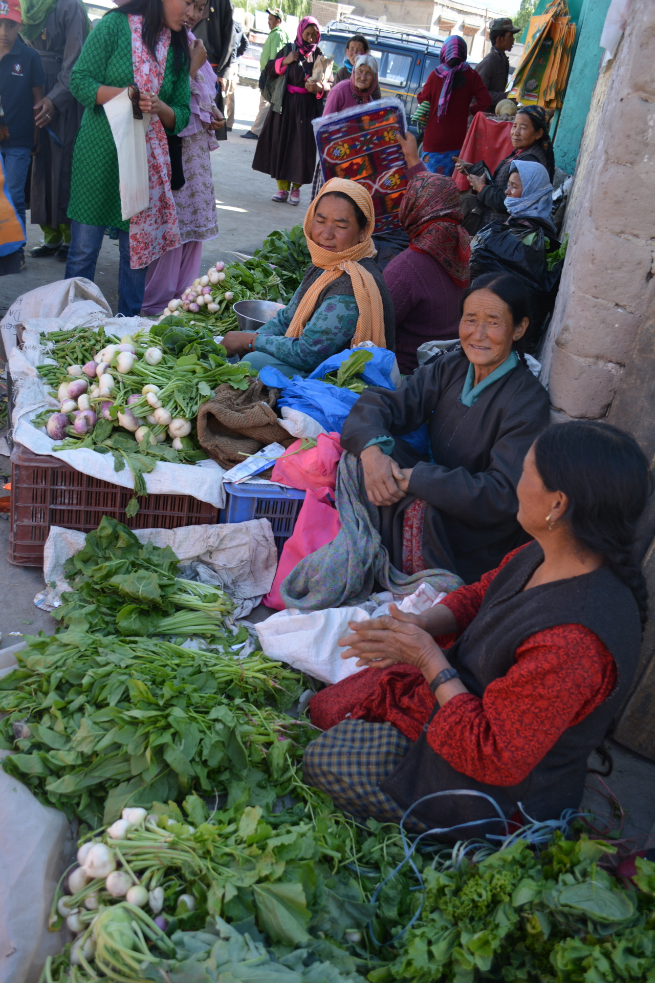 칼라차크라 행사로 혼잡한 초크람사 거리에 좌판을 펼쳐 놓고 채소를 팔고 있는 돌카 엄마
