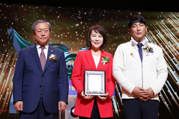  전현희 의원은 2일 한국4-H 선정 ‘자랑스런 국회의원상’을 수상했다. 