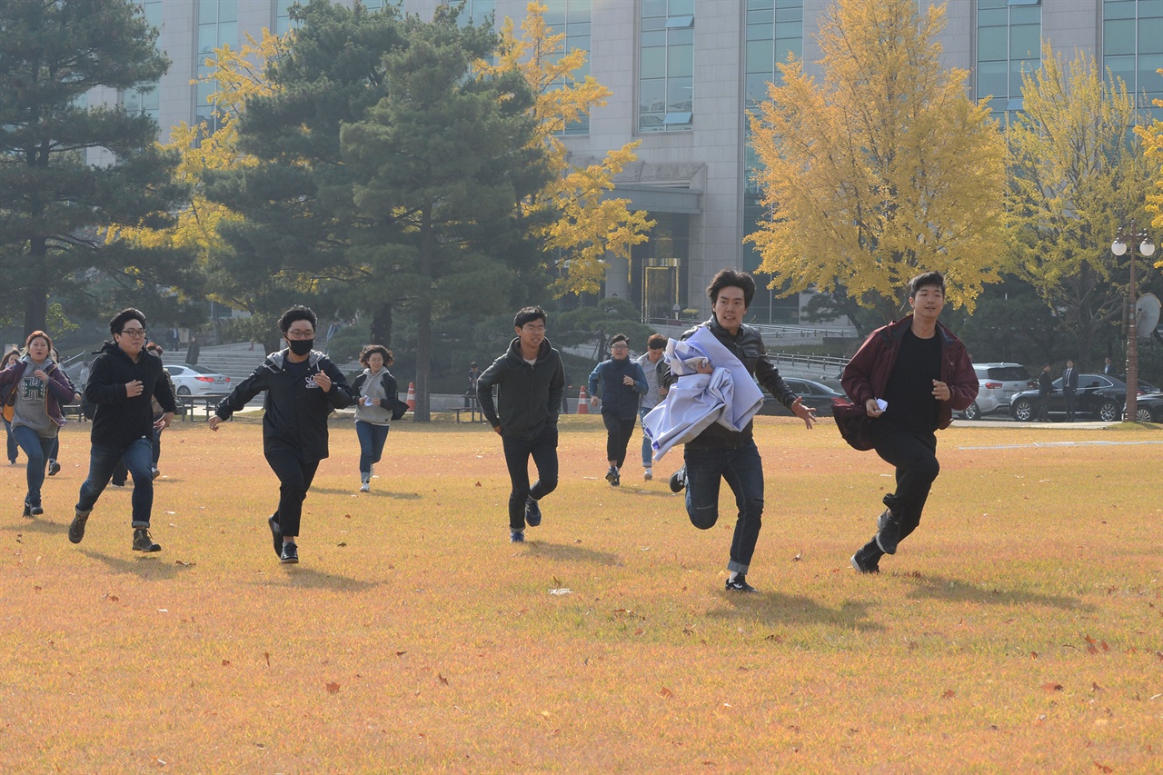  미국 도널드 트럼프 대통령이 오는 7일부터 1박2일 일정으로 한국을 국빈 방문할 예정인 가운데 트럼프 대통령의 한국방문을 반대하는 대학생들이 3일 오전 서울 여의도 국회의사당내에서 "트럼프 방한 반대'를 외치며 기습시위를 벌이고 있다.  2017.11.03