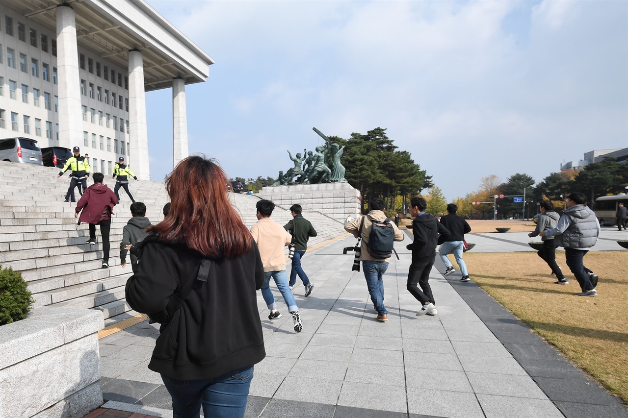  미국 도널드 트럼프 대통령이 오는 7일부터 1박2일 일정으로 한국을 국빈 방문할 예정인 가운데 트럼프 대통령의 한국방문을 반대하는 대학생들이 3일 오전 서울 여의도 국회의사당내에서 기습시위를 벌이고 있다.  2017.11.03