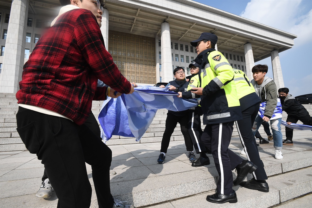  미국 도널드 트럼프 대통령이 오는 7일부터 1박2일 일정으로 한국을 국빈 방문할 예정인 가운데 트럼프 대통령의 한국방문을 반대하는 대학생들이 3일 오전 서울 여의도 국회의사당 본관 계단에서 "트럼프 방한 반대한다"라는 구호를 외치며 기습시위를 벌이고 있다.  2017.11.03