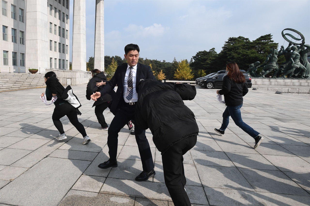  미국 도널드 트럼프 대통령이 오는 7일부터 1박2일 일정으로 한국을 국빈 방문할 예정인 가운데 트럼프 대통령의 한국방문을 반대하는 대학생들이 3일 오전 서울 여의도 국회의사당내에서 기습시위를 벌이고 있다.  2017.11.03