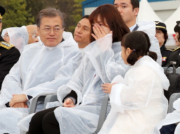 문재인 대통령이 3일 오전 충남 천안시 중앙소방학교에서 열린 제55주년 소방의날 기념식에서 행사에 참석한 소방관 유족과 대화하고 있다.