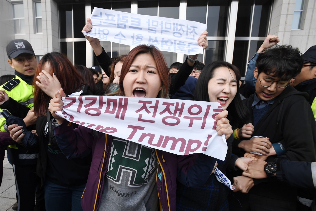  미국 도널드 트럼프 대통령이 오는 7일부터 1박2일 일정으로 한국을 국빈 방문할 예정인 가운데 트럼프 대통령의 한국방문을 반대하는 대학생들이 3일 오전 서울 여의도 국회의사당 본관 계단에서 "트럼프 방한 반대한다"라는 구호를 외치며 기습시위를 벌이고 있다.  2017.11.03