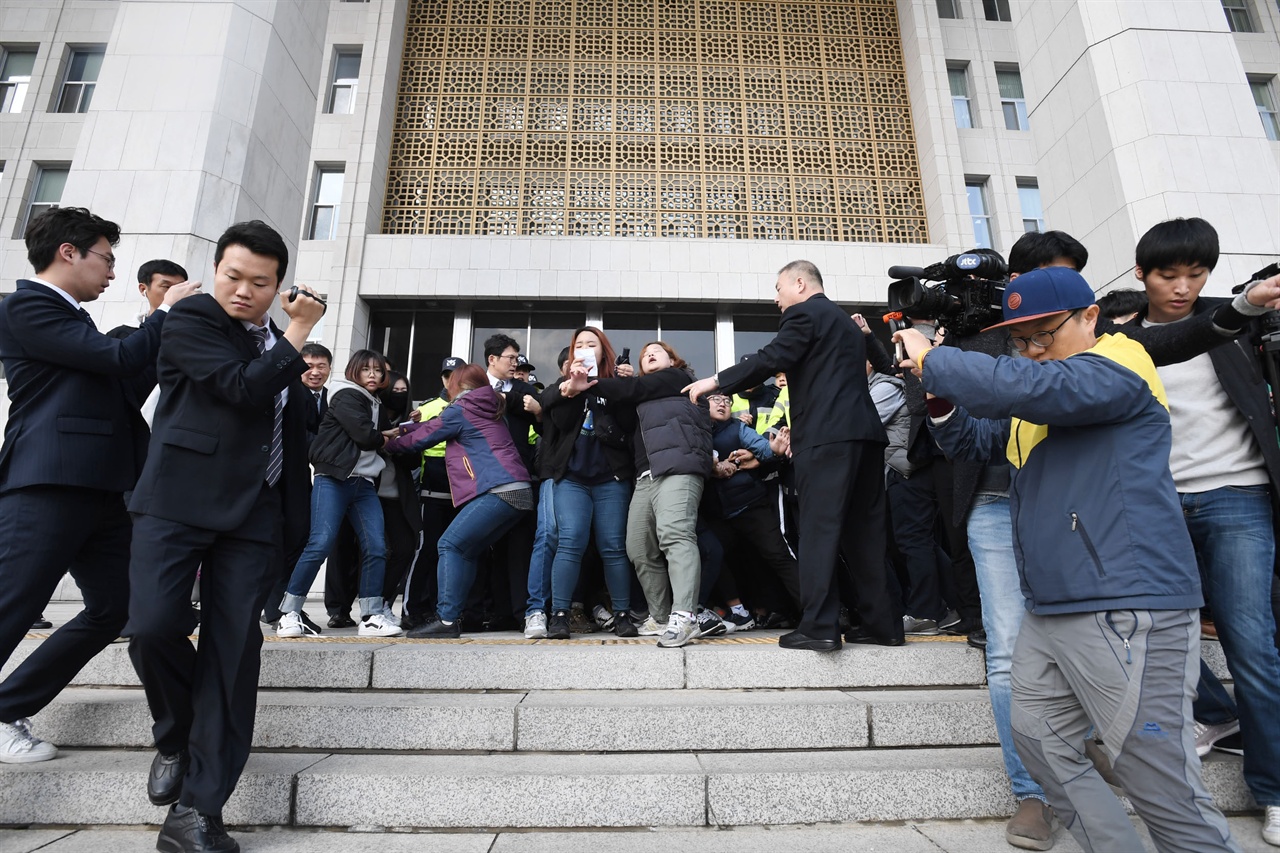  미국 도널드 트럼프 대통령이 오는 7일부터 1박2일 일정으로 한국을 국빈 방문할 예정인 가운데 트럼프 대통령의 한국방문을 반대하는 대학생들이 3일 오전 서울 여의도 국회의사당 본관 계단에서 "트럼프 방한 반대한다"라는 구호를 외치며 기습시위를 벌이고 있다.  2017.11.03