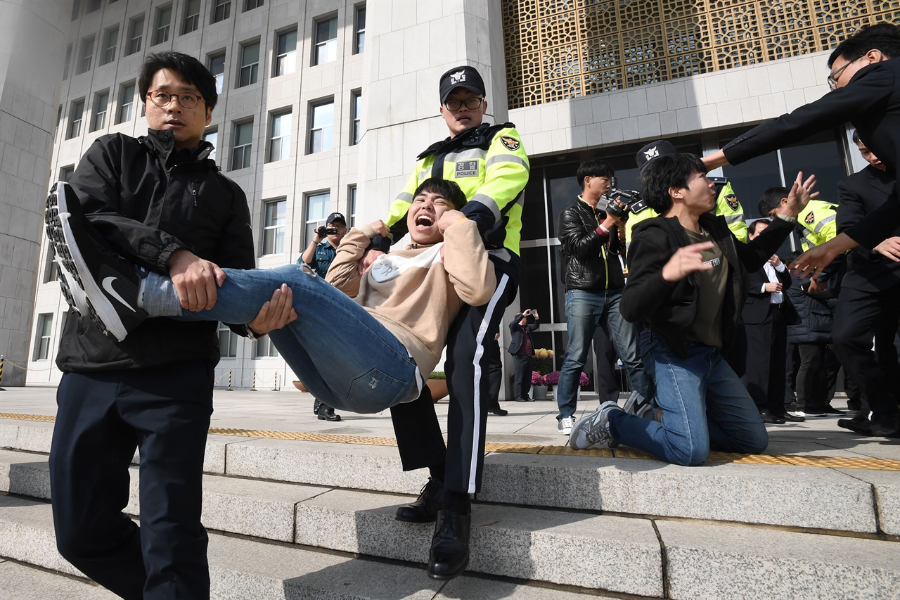  미국 도널드 트럼프 대통령이 오는 7일부터 1박2일 일정으로 한국을 국빈 방문할 예정인 가운데 트럼프 대통령의 한국방문을 반대하는 대학생들이 3일 오전 서울 여의도 국회의사당 본관 계단에서 "트럼프 방한 반대한다"라는 구호를 외치며 기습시위를 벌이고 있다.  2017.11.03