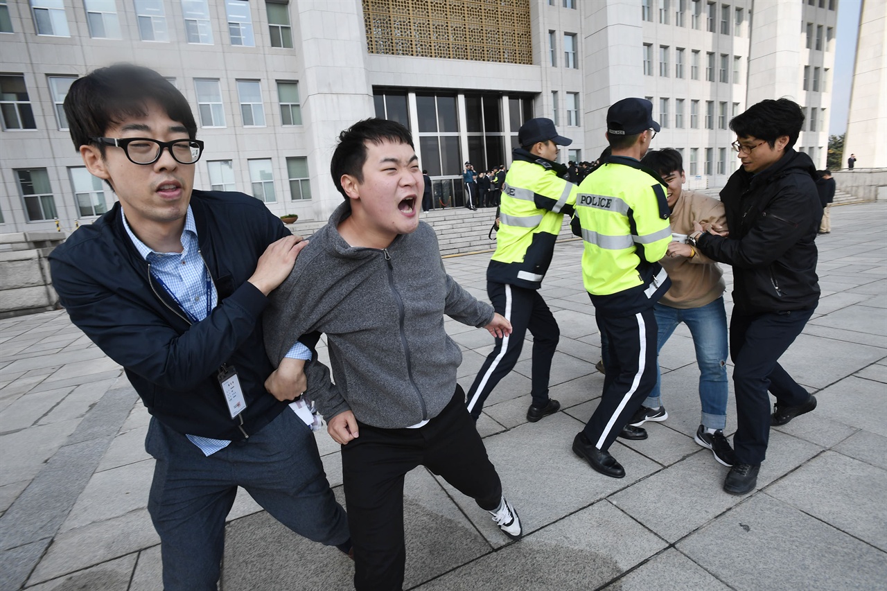  미국 도널드 트럼프 대통령이 오는 7일부터 1박2일 일정으로 한국을 국빈 방문할 예정인 가운데 트럼프 대통령의 한국방문을 반대하는 대학생들이 3일 오전 서울 여의도 국회의사당 본관 계단에서 "트럼프 방한 반대한다"라는 구호를 외치며 기습시위를 벌이고 있다.  2017.11.03