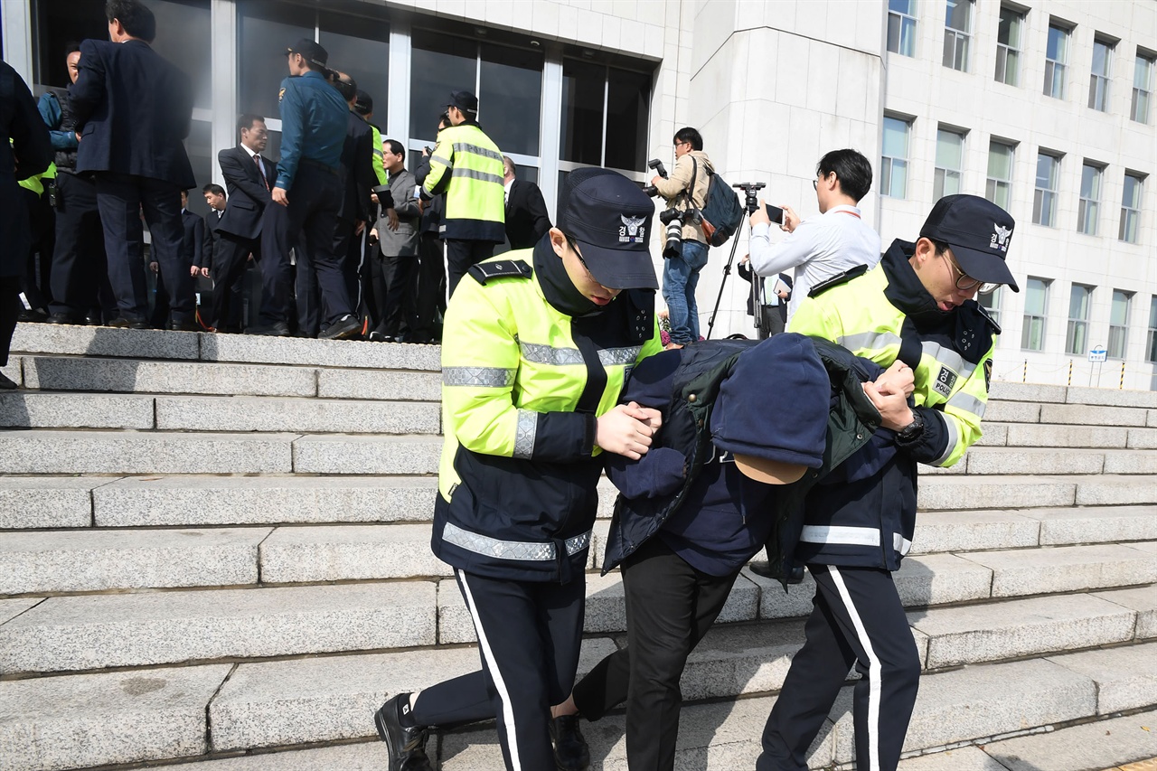  미국 도널드 트럼프 대통령이 오는 7일부터 1박2일 일정으로 한국을 국빈 방문할 예정인 가운데 트럼프 대통령의 한국방문을 반대하는 대학생들이 3일 오전 서울 여의도 국회의사당 본관 계단에서 "트럼프 방한 반대한다"라는 구호를 외치며 기습시위를 벌이고 있다.  2017.11.03