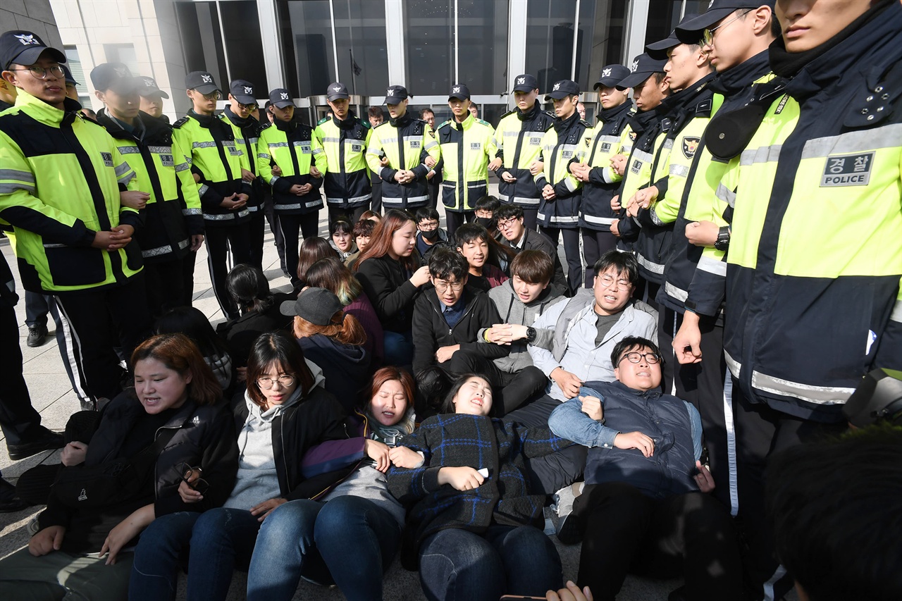  미국 도널드 트럼프 대통령이 오는 7일부터 1박2일 일정으로 한국을 국빈 방문할 예정인 가운데 트럼프 대통령의 한국방문을 반대하는 대학생들이 3일 오전 서울 여의도 국회의사당 본관 계단에서 "트럼프 방한 반대한다"라는 구호를 외치며 기습시위를 벌이고 있다.  2017.11.03