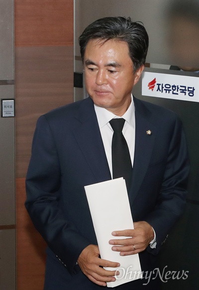  자유한국당 김태흠 최고위원이 3일 박근혜 전 대통령 출당 문제를 매듭짓기 위한 최고위원회의를 마친후 굳은 표정으로 나서고 있다.