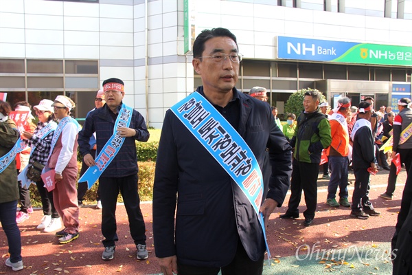  '제2남해대교 명칭 관철을 위한 남해군 민관합동 공동대책위원회'가 3일 오후 창원에서 연 거리행진과 집회에 참석한 박영일 남해군수가 어깨띠를 두르고 서 있다.
