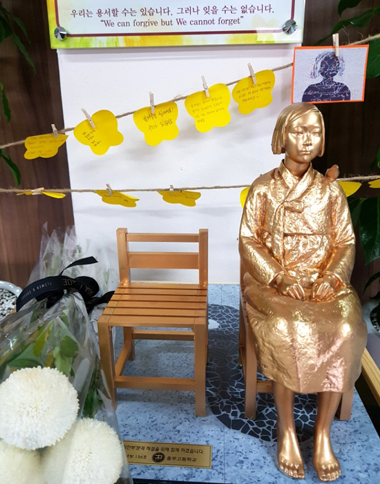 통영 충무고등학교는 3일 중앙현관에서 '작은 소녀상' 제막식을 열었다.