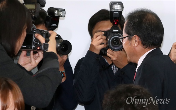 자유한국당 홍준표 대표가 3일 오후 서울 여의도 당사에서 박근혜 전 대통령에 대한 출당 조치를 발표한 후 퇴장하고 있다. 