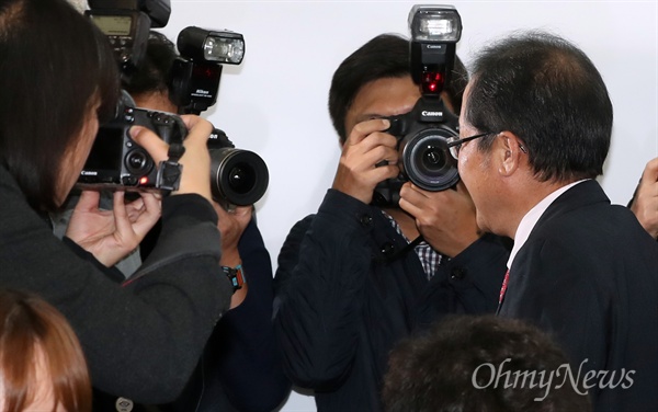 퇴장하는 홍준표 자유한국당 홍준표 대표가 3일 오후 서울 여의도 당사에서 박근혜 전 대통령에 대한 출당 조치를 발표한 후 퇴장하고 있다. 