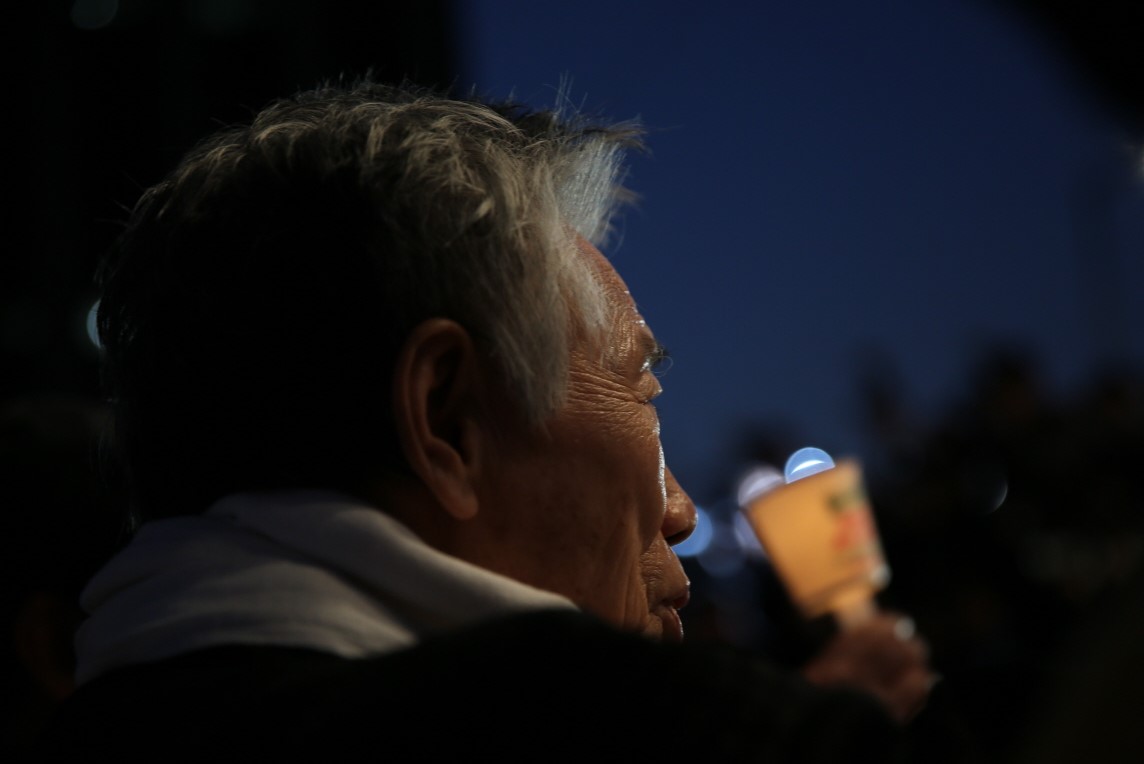 지난 10월 28일 서울 광화문 광장에서 열린 촛불 1주년 집회 때 참석한 백기완 소장.