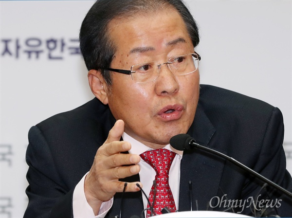 자유한국당 홍준표 대표가 지난 3일 오후 서울 여의도 당사에서 기자간담회를 열고 박근혜 전 대통령의 출당을 공식 발표하고 있다. 