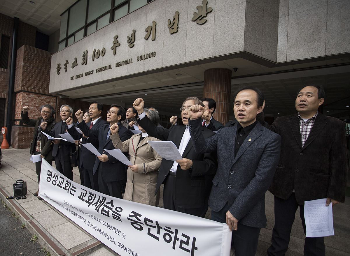 명성교회가 김하나 목사 위임청빙안을 관철시키자 예장교단 목회자들과 동남노회 비대위가 1일 서울 종로5가 한국교회 100주년 기념관에서 기자회견을 열어 명성교회를 규탄했다.