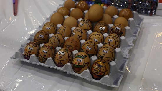 계란 아트체험 부스에서는 준비된 미술 도구를 사용해 계란에 그림을 그릴 수 있다.