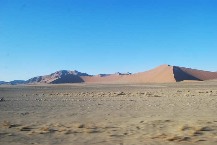 끝없이 이어지는 붉은 모래 사막이 장관을 이루는 나미비아의 나우클루프트 국립공원 지역의 모래 사구들은 아주 다양한 모습으로 다가왔다.