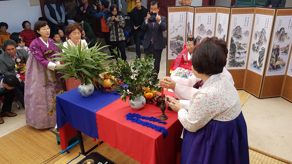 해미향교에서 열리는 '회혼례'에서 노부부의 자손들이 '화촉 점화'를 하고 있다.
