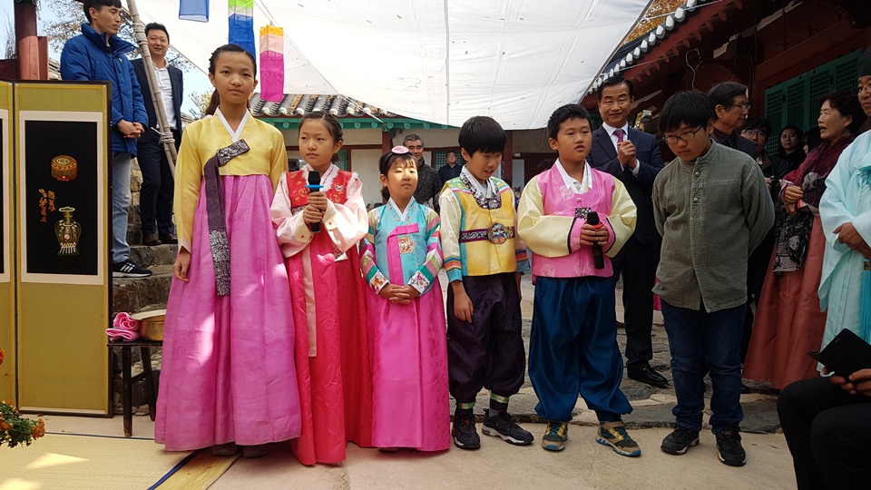 '회혼례'가 열리는 해미향교에서 서산어린이국악합창단이 축가를 부르고 있다.