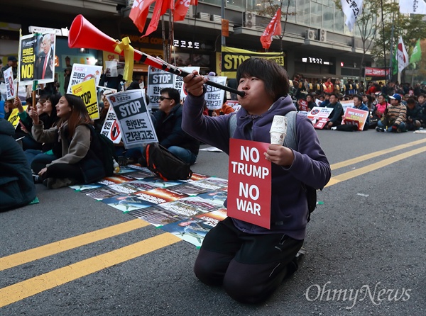 "NO 트럼프, NO WAR" 범국민대회 트럼프 미 대통령 방한을 앞두고 4일 오후 서울 종로구 르메이에르 빌딩앞에서 ‘NO 트럼프, NO WAR 범국민대회’가 한국진보연대, 민주노총 등 220여개 단체가 참여한 NO트럼프공동행동 주최로 열렸다. 이들은 전쟁위협, 무기강매, 통상압력, 사드배치, 인종차별, 반이민정책, 소수자차별 등을 규탄했다.