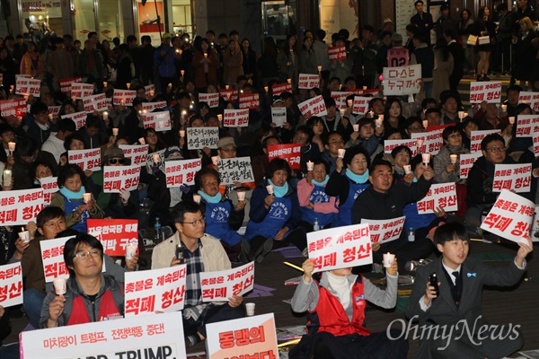 박근혜 퇴진을 요구하며 촛불을 들었던 대구시민들이 4일 오후 대구백화점 앞에서 다시 촛불과 피켓을 들고 적폐청산을 외쳤다.