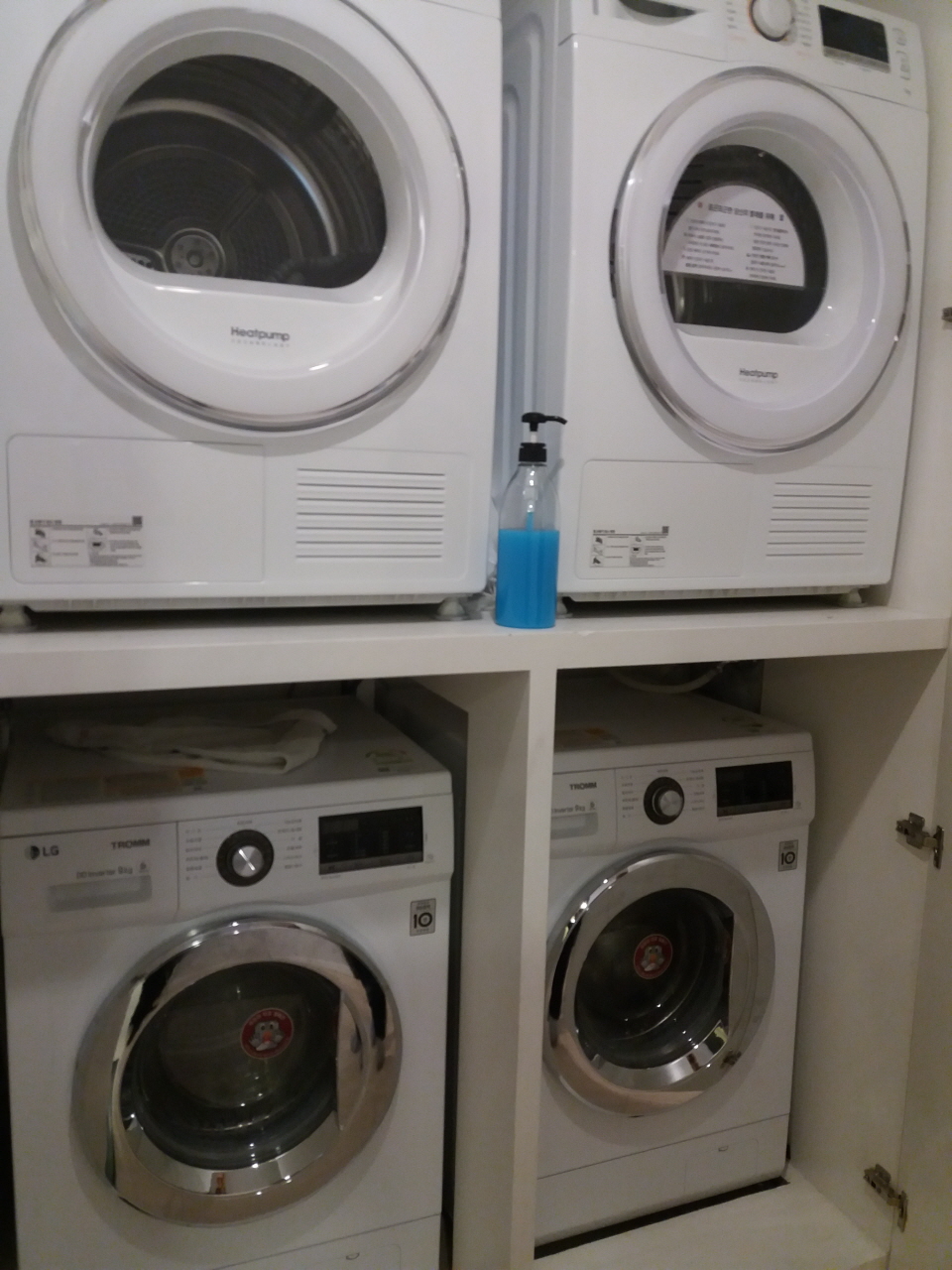 셰어하우스 복도에는 전기식 의류건조기(위), 세탁기(아래)를 두 대씩 놓았다.