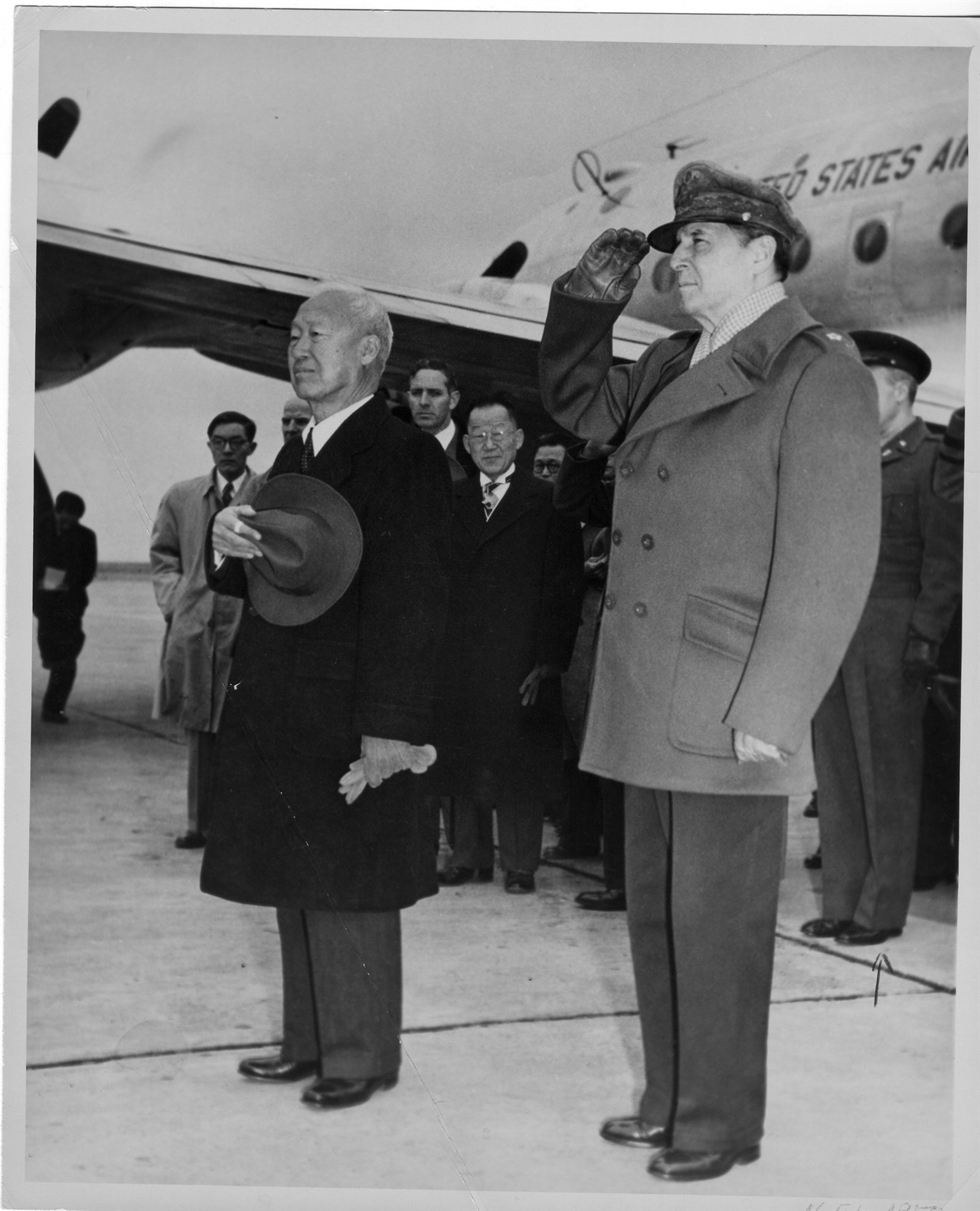  1950. 2. 16. 일본 도쿄. 이승만 대통령이 도쿄 하네다 공항에 도착하여 양국 국기에 경례하고 있다(오른쪽은 맥아더 장군).