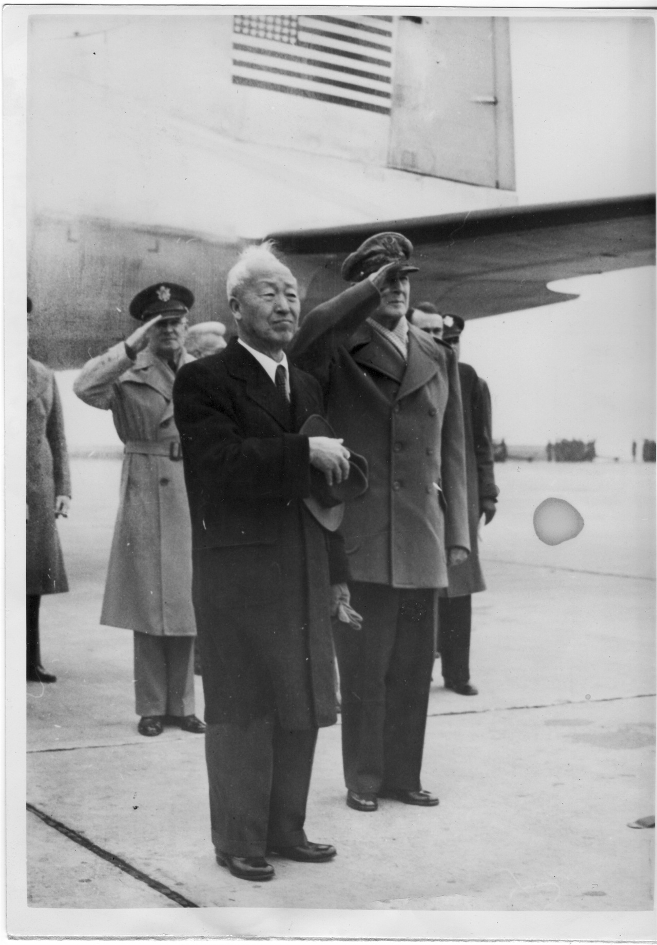  1950. 2. 일본 도쿄. 맥아더 원수가 하네다 공항에서 이승만 대통령을 영접하면서 양국 국기에 경례를 하고 있다.