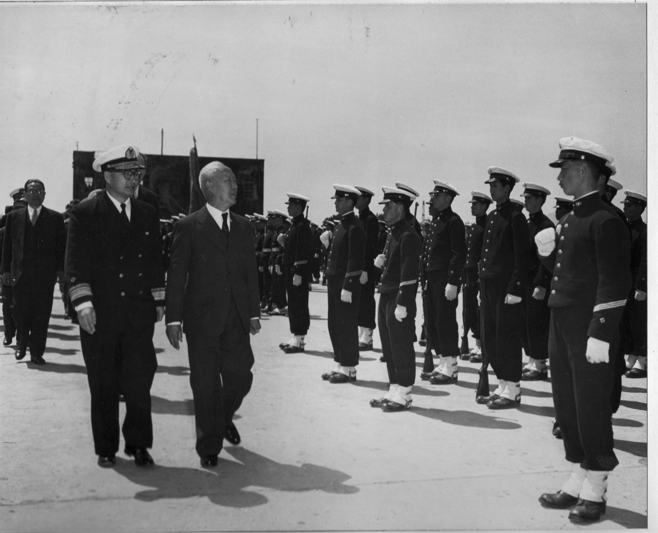  1951. 6. 25. 경남 진해. 이승만 대통령이 손원일 제독(왼쪽)의 안내로 해군사관학교에서 사관생도를 사열하고 있다.