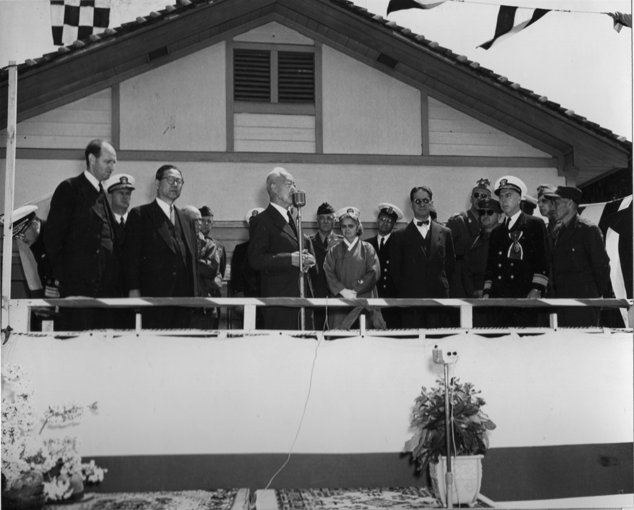  1951. 6. 25. 경남 진해.  이승만 대통령이 해군사관학교에서 사관생도들을 사열 후 치사하고 있다(왼쪽 장면 총리, 오른쪽 프란체스카 부인, 무초 주한 미 대사, 스미스 장군, 신성모 국방장관).