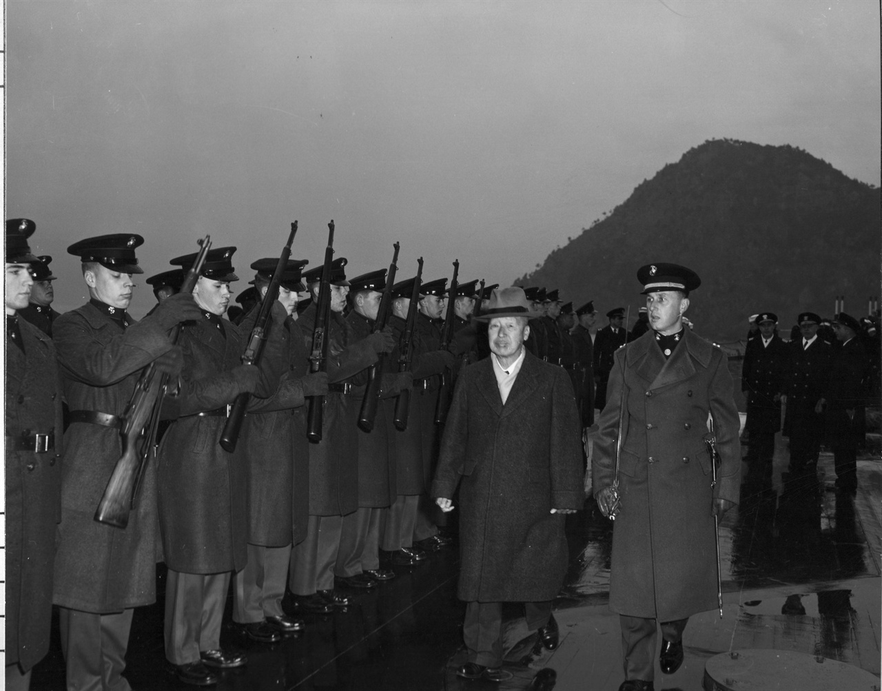  1952. 2. 12. 이승만 대통령이 부산 근해에 정박 중인 미 해군 Wisconsin 호 함상에서 미 해군 장병들을 사열하고 있다.
