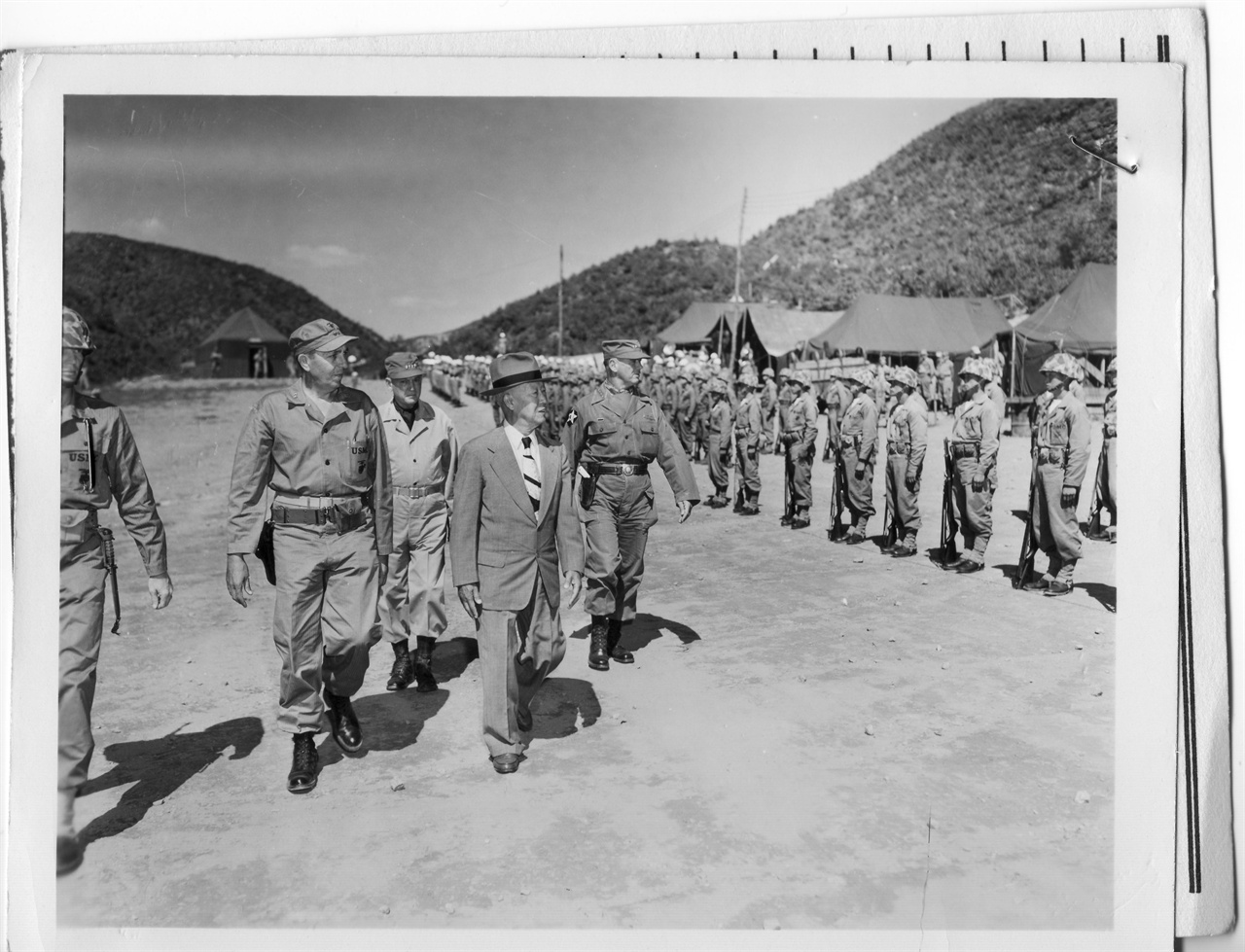  1952. 9. 18. 이승만대통령을 비롯한 유엔군 고위층이 한국 주둔 미 해병부대를 사열하고 있다(가운데 이승만대통령, 왼쪽 밴프리트 미 8군사령관)