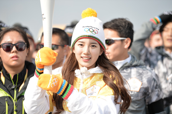  지난 1일 평창올림픽 성화봉송에서 가수 겸 배우 수지가 레이스를 이어가고 있다.