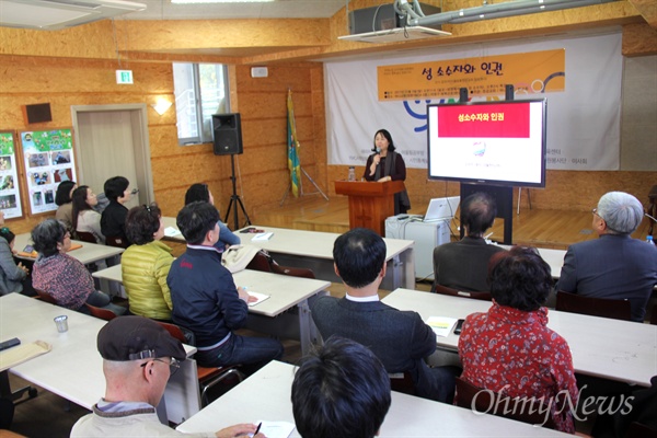 임보라 서울섬돌향린교회 담임목사가 5일 오후 창원YMCA 강당에서 "성소수자와 인권"에 대해 강의했다.