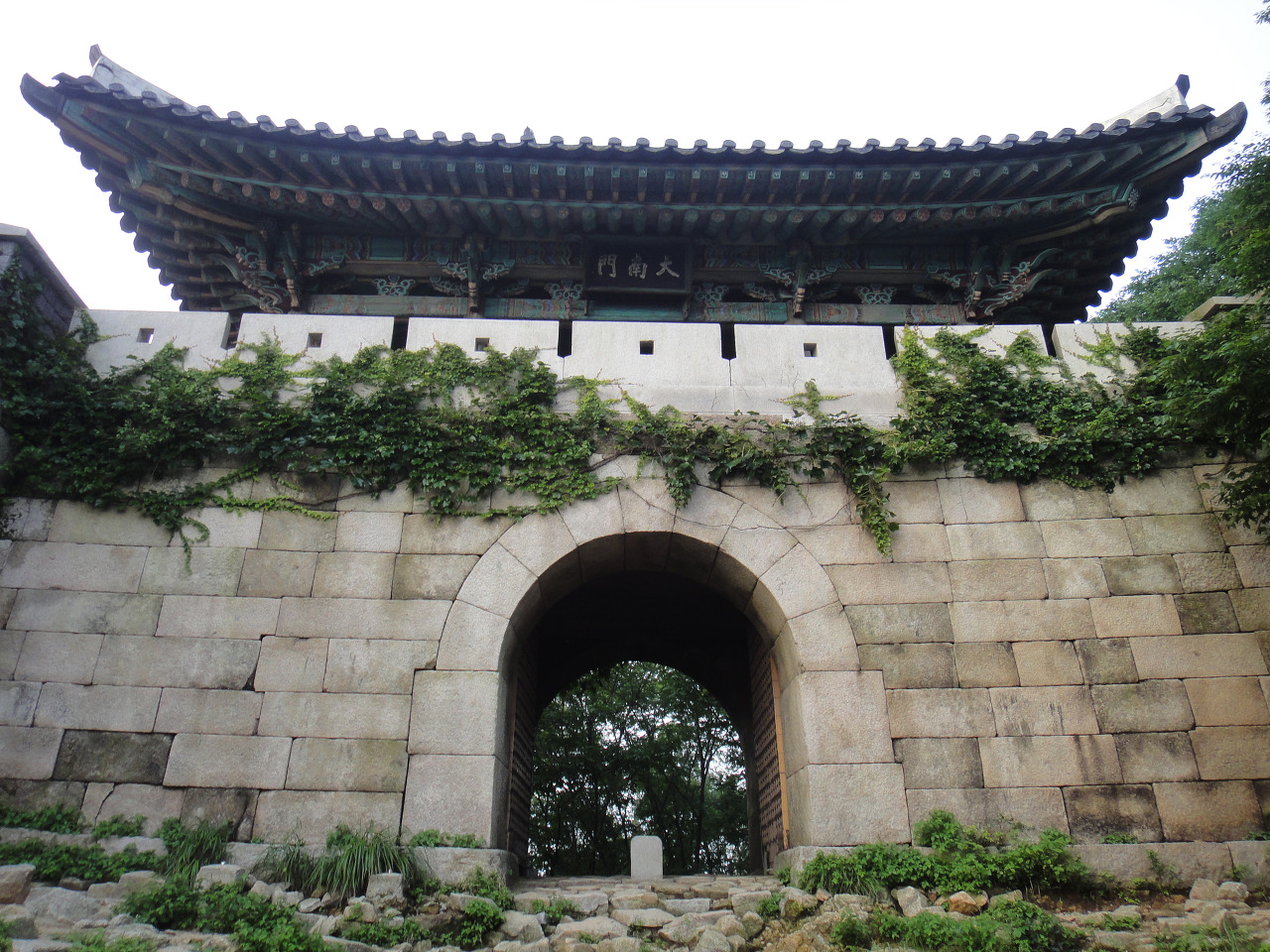 신사년(1761) 영조의 동가 이후 대성문(大成門)을 영구히 폐쇄하고 대남문을 정문(正門)으로 삼았다.본래 문루가 없었으나 1765년 새로 설치되었다.