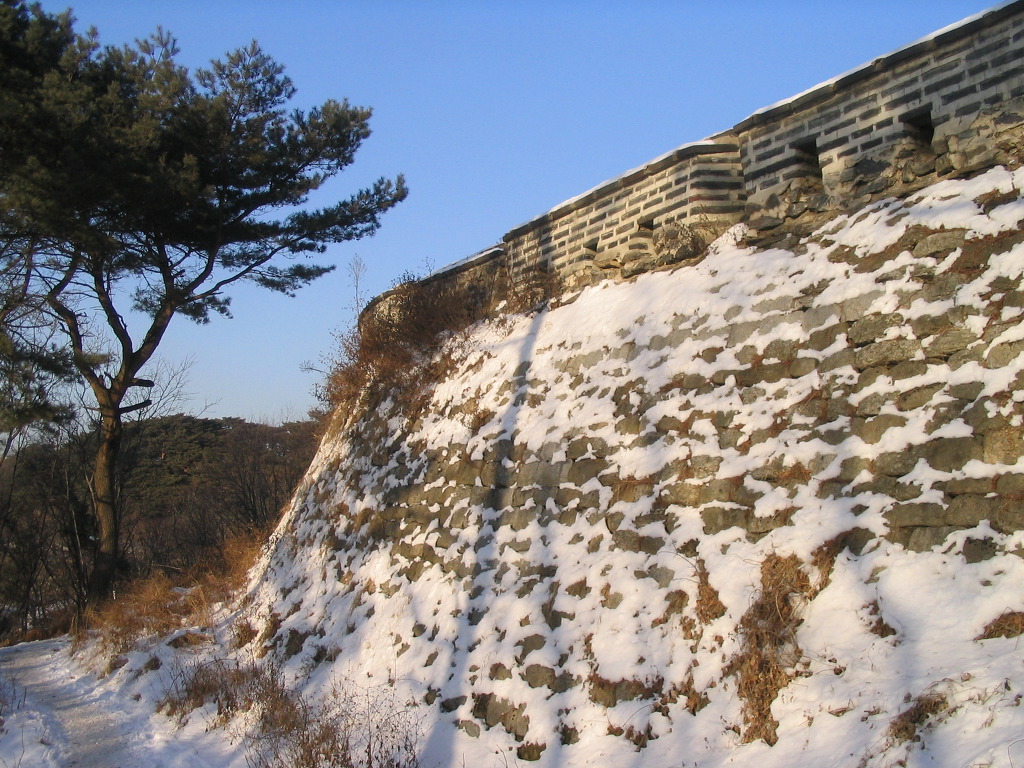 눈 쌓인 남한산성 남한산성에서 항전하던 인조가 항복하러 내려올 때도 추운 겨울 날이었다