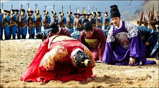 조선 왕 인조가 청나라 황제 홍타이지에게 무릎 꿇고 삼배구고두를 행하고 있다. 드라마 <꽃들의 전쟁> 장면