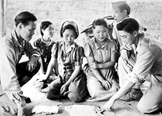  1944년에 미얀마에서 미군의 심문을 받는 위안부 피해자들. 