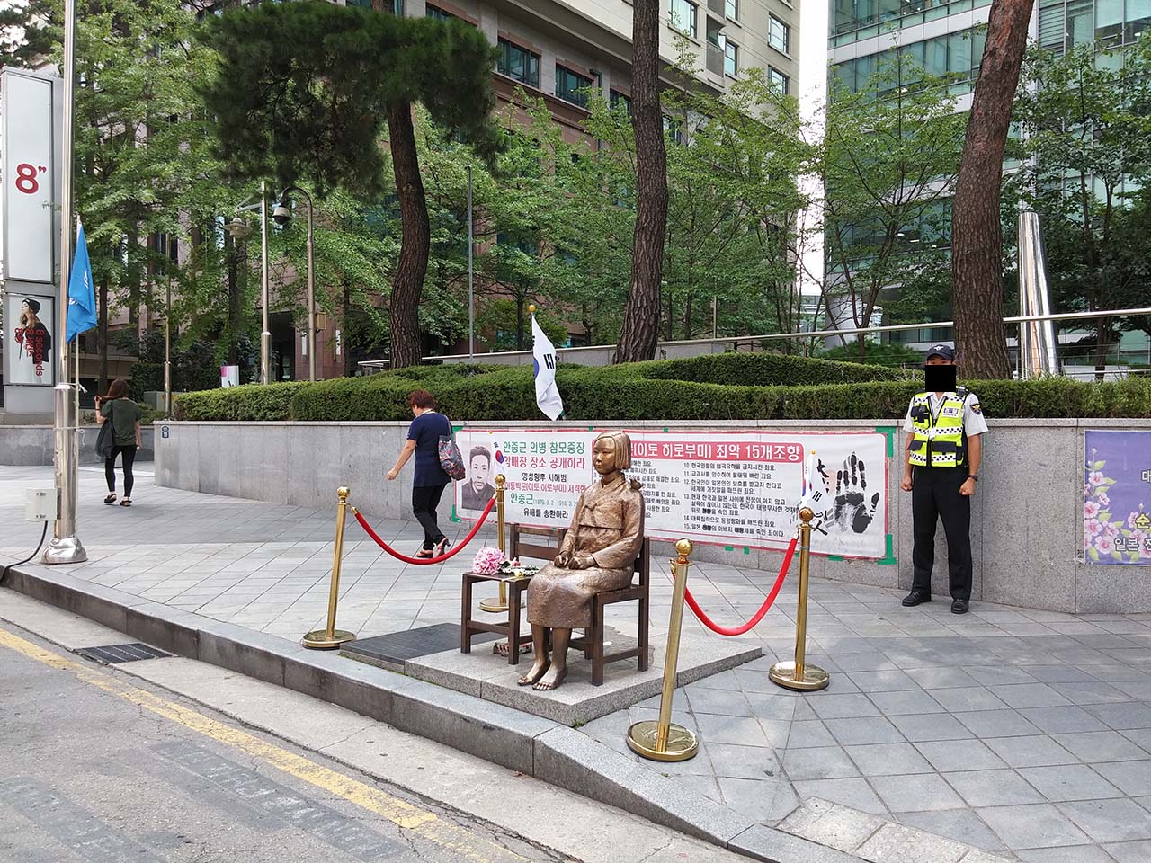 옛 일본대사관 앞에 앉아 있는 위안부 소녀상. 